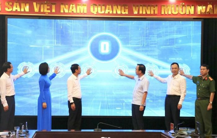 Các đại biểu bấm nút khai trương “Cổng Bình dân học vụ số tỉnh Sơn La”