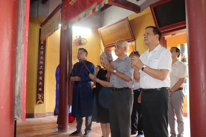 Các đại biểu dâng hương tại Văn miếu Diên Khánh