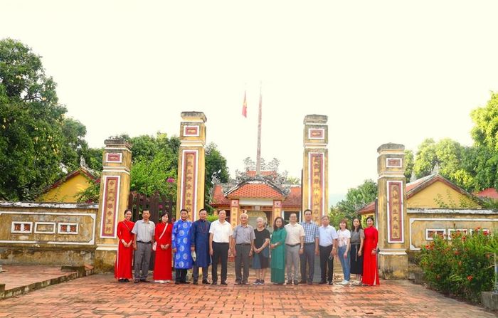 Các đại biểu tham quan Văn miếu Diên Khánh