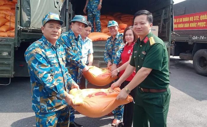 Cán bộ, chiến sĩ Sư đoàn 372 (Quân chủng Phòng không - Không quân) bàn giao nhu yếu phẩm cho các lực lượng tỉnh Thái Nguyên