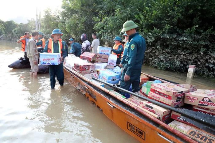  Nhu yếu phẩm được lực lượng vũ trang, các nhà thiện nguyện chuyển đến tận tay nhân dân vùng lũ Lạng Sơn. Ảnh: Văn Đạt - TTXVN 