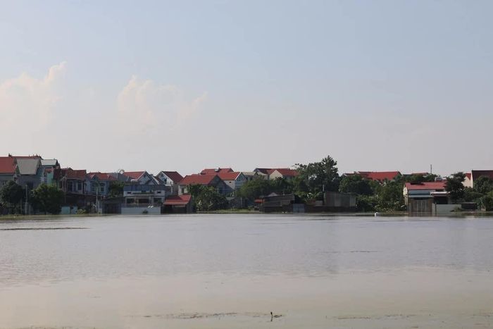 Nhiều hộ dân ven sông Cầu, địa phận xã Đa Phúc vẫn bị ngập sâu