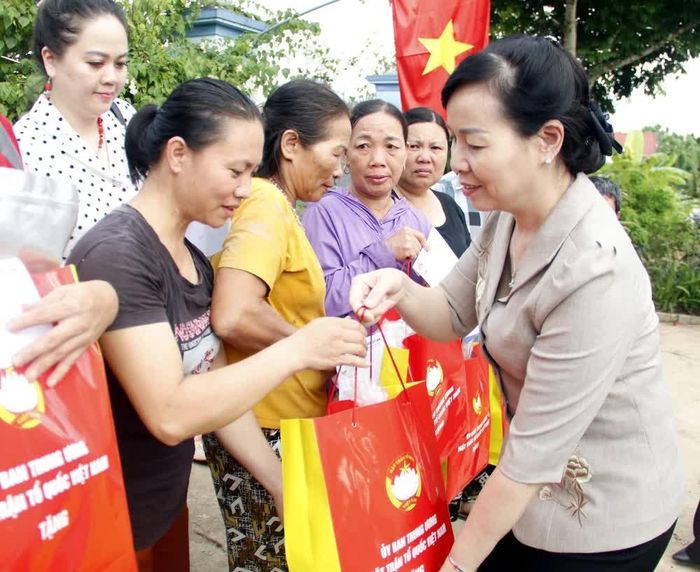Chủ tịch Ủy ban Mặt trận Tổ quốc tỉnh Bắc Ninh Nguyễn Thị Hà trao quà hỗ trợ cho các hộ dân bị ảnh hưởng bởi mưa lũ trên địa bàn xã Kép, tỉnh Bắc Ninh