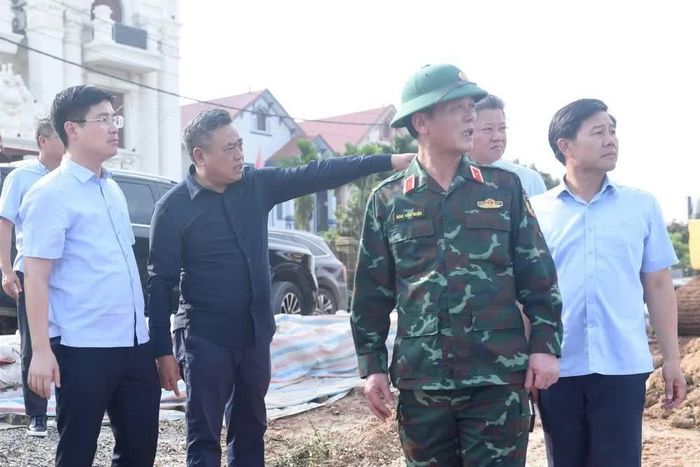  Chủ tịch UBND thành phố Hà Nội Trần Sỹ Thanh (thứ 3 từ bên trái) kiểm tra tuyến đê Tân Hưng trên địa bàn xã Đa Phúc. Ảnh: TTXVN phát 