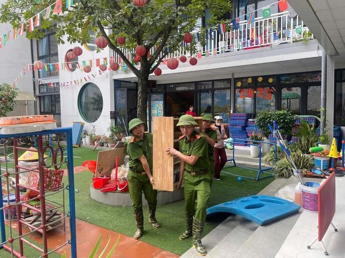  Công an Thủ đô hỗ trợ người dân thu dọn đồ đạc tại điểm di dời Trường mầm non Trung Giã (xã Trung Giã, Hà Nội) sáng 11/10/2025. Ảnh: TTXVN phát 