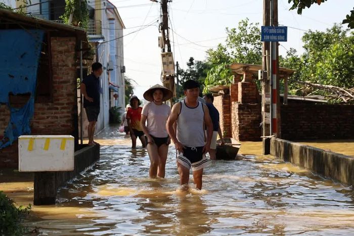 Người dân tại xã Đa Phúc di chuyển khó khăn do ngập úng