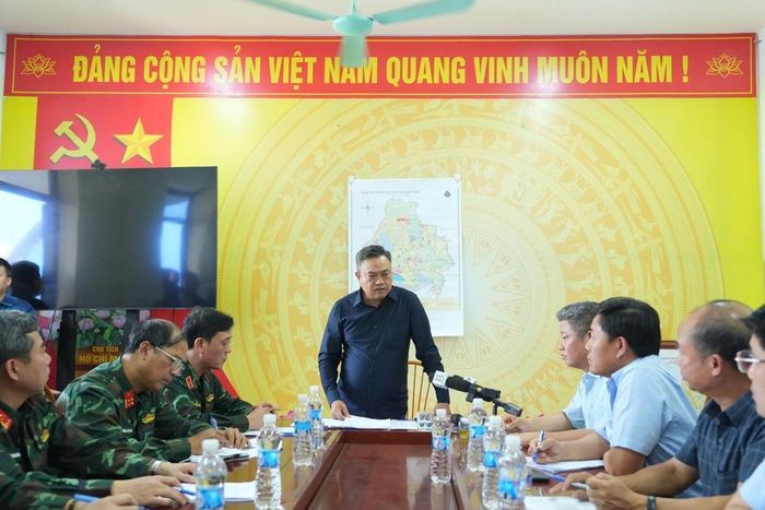  Chủ tịch UBND thành phố Hà Nội Trần Sỹ Thanh nghe báo cáo và chỉ đạo các lực lượng. Ảnh: TTXVN phát 