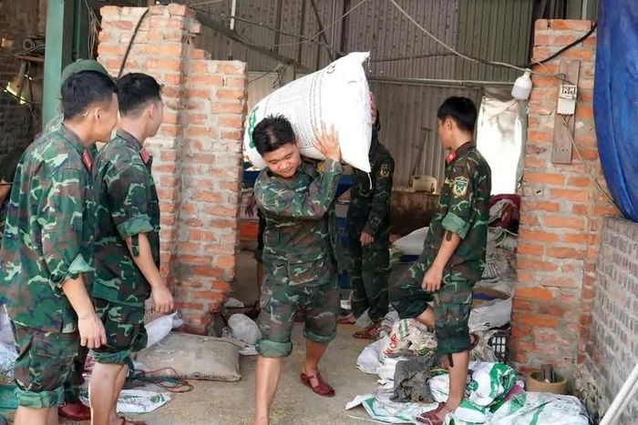  Cán bộ, chiến sĩ Sư đoàn 304 hỗ trợ người dân xã Bình Nguyên, Phú Thọ di chuyển tài sản đến nơi an toàn khi lượng nước từ thượng nguồn đổ về lớn khiến mực nước sông Cà Lồ tiếp tục dâng cao, gây ngập sâu trưa 11/10. Ảnh: TTXVN phát 