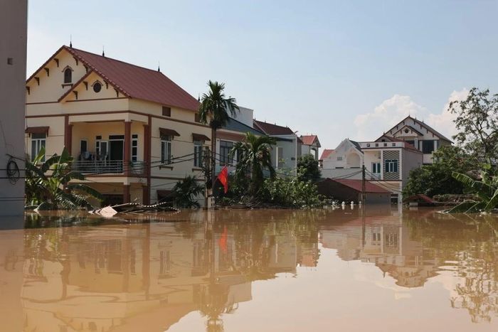  Đã 4 ngày qua, thôn Đa Hội, xã Hợp Thịnh, Bắc Ninh vẫn chìm trong biển nước, đời sống của hàng trăm hộ dân với hàng nghìn người trong thôn hết sức khó khăn khi mực nước sông Cầu và sông Thương dâng cao. Ảnh: TTXVN 