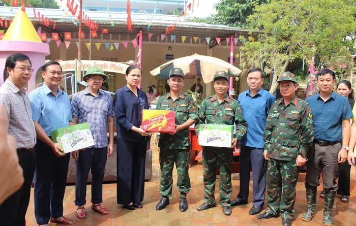  Đồng chí Hà Thị Nga trao quà hỗ trợ cho Trường Mầm non Gia Sàng. Ảnh: Thu Hằng-TTXVN 