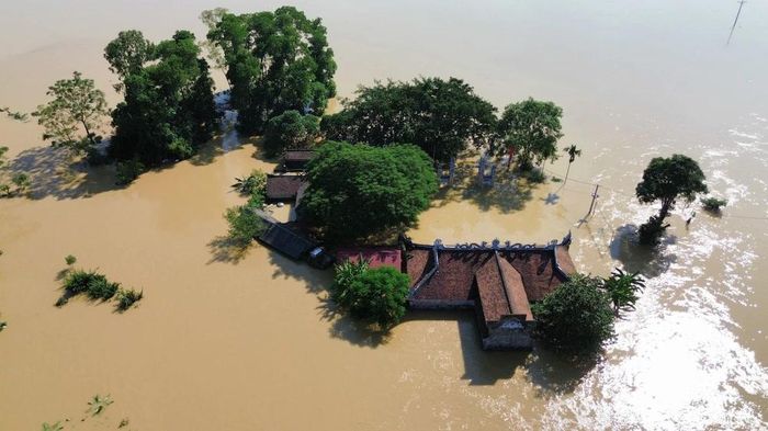 Do lũ sông Cầu, sông Thương vượt đỉnh lịch sử sau hoàn lưu của cơn bão số 11. Ngày 10/10/2025, trên địa bàn tỉnh Bắc Ninh, nhiều xã vẫn ngập giữa biển nước mênh mông.