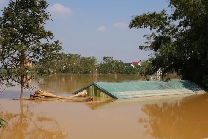 Nhiều nhà dân tại xã Đa Phúc vẫn chìm trong nước do lũ sông Cầu xuống chậm