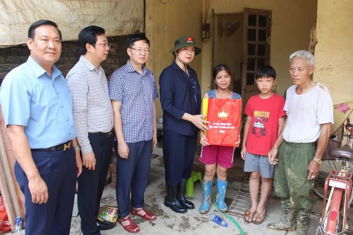  Đồng chí Hà Thị Nga trao quà hỗ trợ cho Trường Mầm non Gia Sàng. Ảnh: Thu Hằng-TTXVN 
