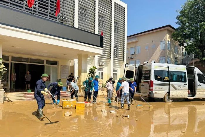  Các lực lượng tình nguyện dọn bùn đất sau lũ tại trụ sở Sở Y tế Thái Nguyên ngày 11/10. Ảnh: Hoàng Nguyên - TTXVN 