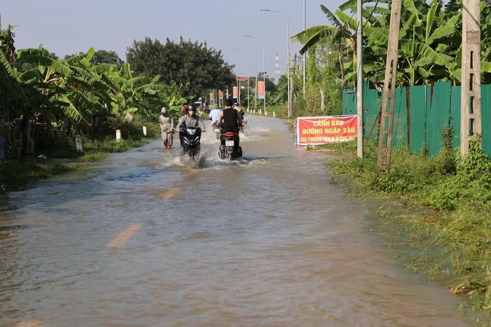 Người dân tại xã Đa Phúc di chuyển khó khăn do ngập úng