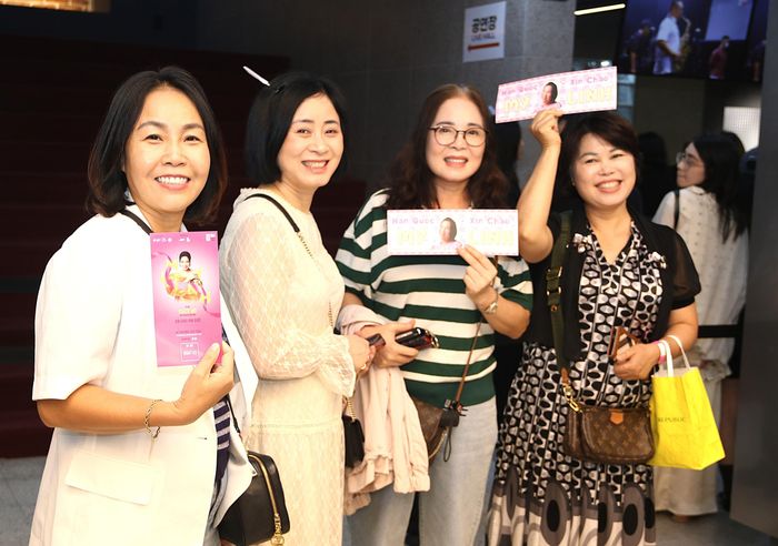 Người hâm hộ ca sĩ Mỹ Linh tại tour diễn “Xin chào Hàn Quốc”. Ảnh: Khánh Vân - TTXVN tại Hàn Quốc