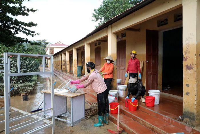 Thầy cô giáo Trường Trung học cơ sở xã Yên Bình, tỉnh Lạng Sơn dọn dẹp vệ sinh, lau dọn các trang thiết bị, đồ dùng để sớm đón học sinh trở lại trường học