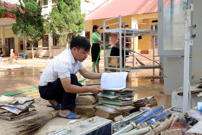 Thầy Hoàng Hữu Dương, Hiệu trưởng Trường Trung học cơ sở xã Yên Bình, tỉnh Lạng Sơn đang xem lại những tài liệu, đồ dùng dạy học nào còn dùng được sẽ cố gắng tận dụng