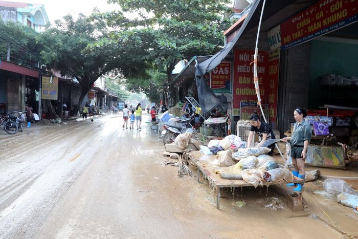 Nhân dân xã Yên Bình, tỉnh Lạng Sơn dọn dẹp nhà cửa, tài sản bị ngâm nước trong đợt mưa lũ lịch sử vừa qua