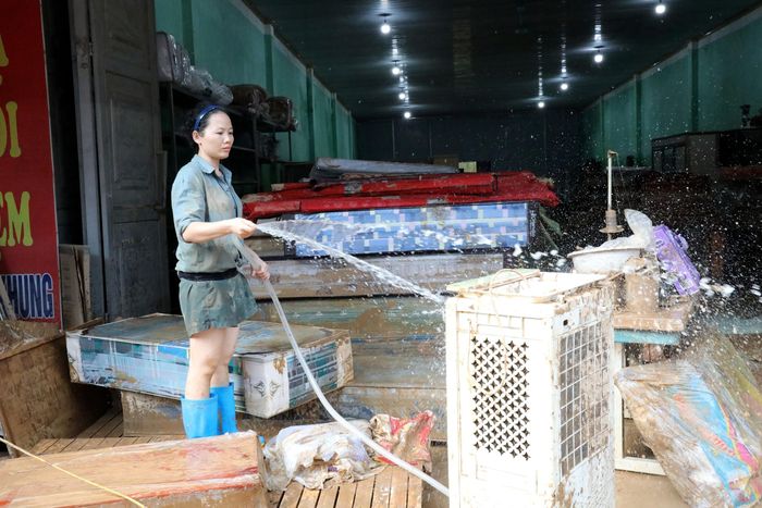 Gia đình chị Triệu Thị Tuyết ở thôn Đồng Bụt, xã Yên Bình, tỉnh Lạng Sơn mất cả tỷ đồng bởi toàn bộ hàng hóa đều hưu hỏng sau trận mưa lũ lịch sử vừa qua