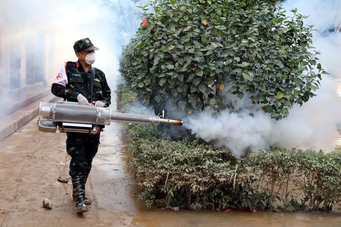 Cán bộ Viện Y học dự phòng Quân đội phun khử khuẩn phòng ngừa dịch bệnh tại Trường Trung học cơ sở xã Yên Bình, tỉnh Lạng Sơn