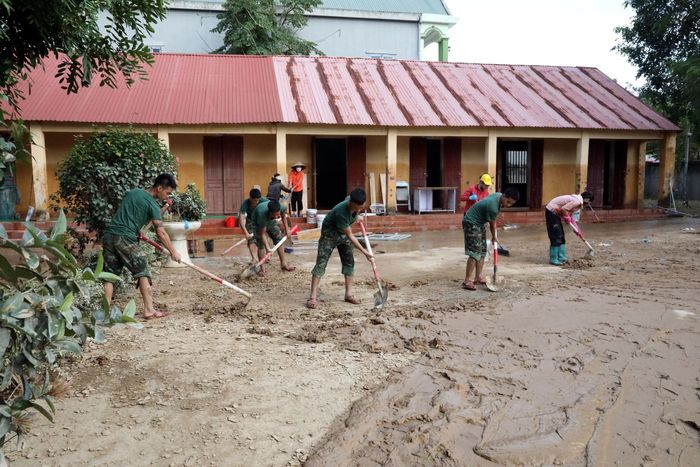 Cán bộ chiến sĩ Tiểu đoàn 6, Trung đoàn 12, Sư đoàn 3, Quân khu 1 giúp Trường Trung học cơ sở xã Yên Bình, tỉnh Lạng Sơn thu dọn vệ sinh trường lớp học