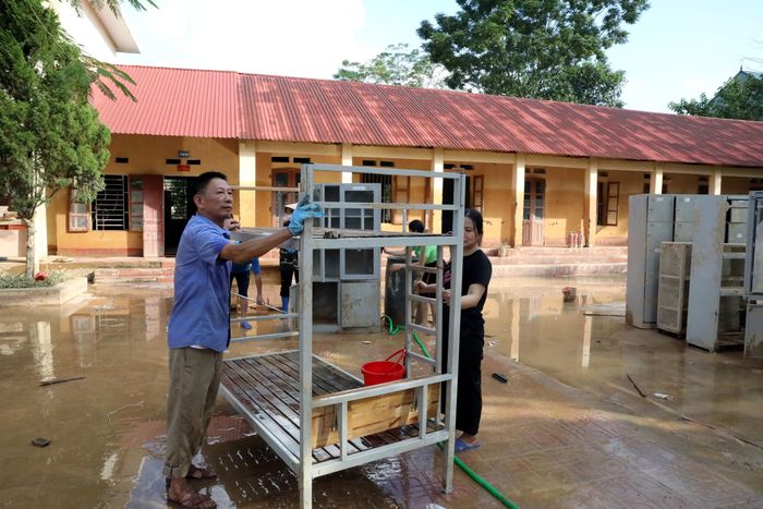 Thầy cô giáo Trường Trung học cơ sở xã Yên Bình, tỉnh Lạng Sơn dọn dẹp vệ sinh, lau dọn các trang thiết bị, đồ dùng để sớm đón học sinh trở lại trường học