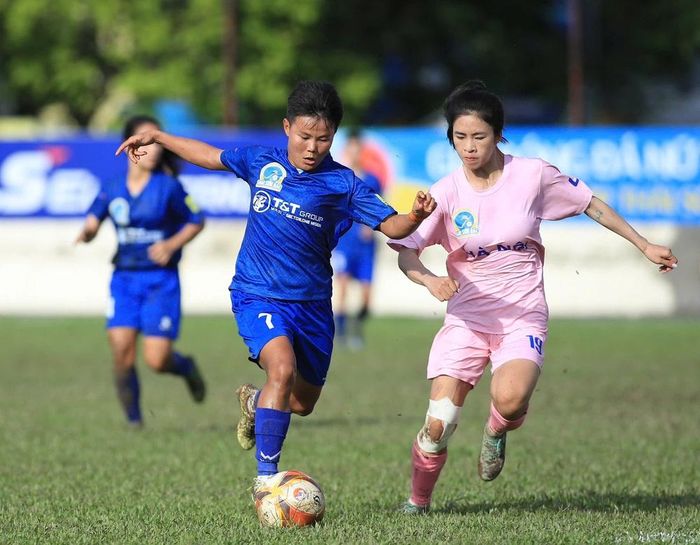 Bích Thùy (trái) giúp Thái Nguyên T&T có 3 điểm vòng cuối. Ảnh: AH