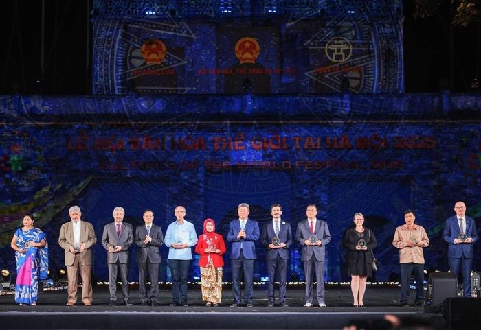 Ban tổ chức trao biểu trưng tham dự “Lễ hội văn hóa Thế giới tại Hà Nội 2025” cho đại diện các quốc gia và tổ chức quốc tế. Ảnh: Hoàng Hiếu - TTXVN
