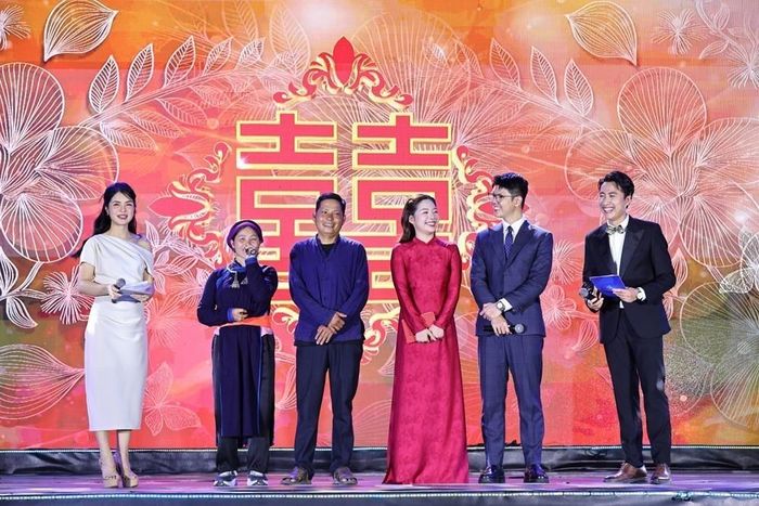 Giao lưu với đại diện các gia đình trẻ tiêu biểu năm 2025. Ảnh: Minh Đức - TTXVN