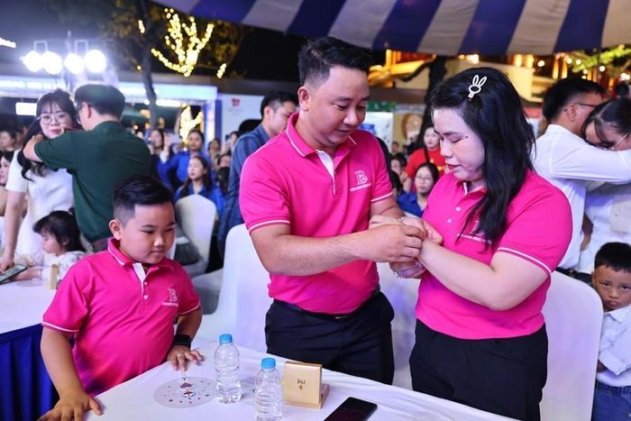 Các cặp gia đình cùng trao tặng những món quà ý nghĩa tại chương trình. Ảnh: Minh Đức - TTXVN