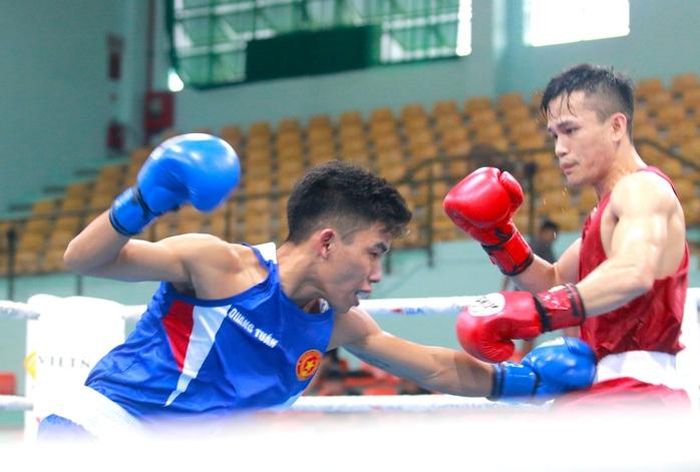 Nguyễn Minh Cường (TP HCM, đỏ) thắng Phan Quang Tuấn (Quân Đội) ở chung kết 51kg nam