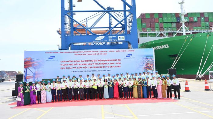  Đoàn đại biểu chụp hình lưu niệm 