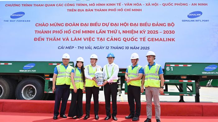  Lãnh đạo TPHCM tặng quà lưu niệm lãnh đạo Cảng quốc tế Gemalink 