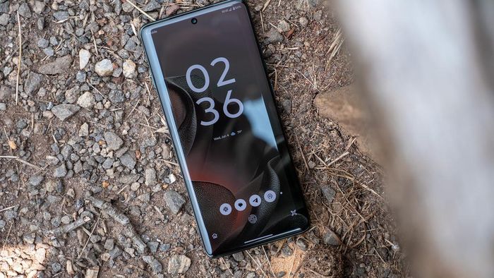 Dù không còn là cái tên quen thuộc với nhiều người dùng, Motorola vẫn sản xuất những chiếc điện thoại Android chất lượng, đủ sức cạnh tranh với Google, Samsung, OnePlus và nhiều thương hiệu khác. GSMArena cũng cho biết Edge 70 sẽ hỗ trợ sạc nhanh có dây 68W và sạc không dây 15W, nhiều khả năng là chuẩn Qi2. Tuy nhiên, chưa rõ máy có “sẵn sàng cho Qi2” hay không.