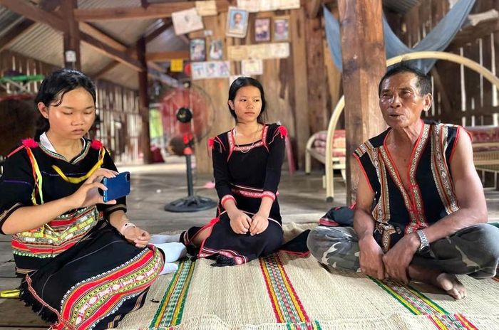  Học sinh ghi lại truyện cổ qua lời kể của già làng, người am hiểu văn hóa truyền thống. 