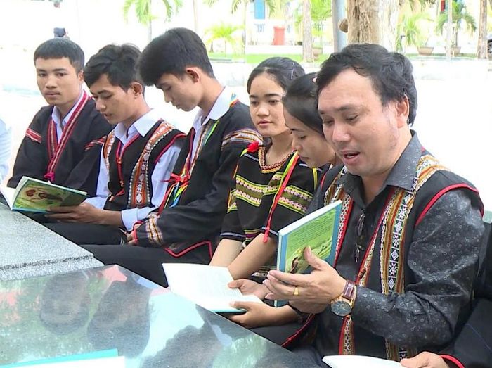  Thầy Ninh Văn Dậu giới thiệu tập truyện cổ “Chàng Rit được quạt thần” đến học sinh. 