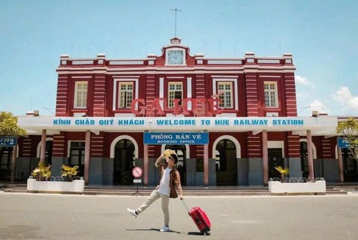 Du khách checkin ở Ga Huế. Ảnh: Sở Du lịch TP Huế