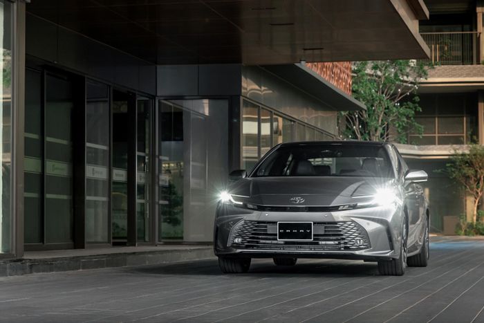 Lần đầu tiên, Toyota Camry nhận được ưu đãi 50% lệ phí trước bạ từ chính hãng, trị giá lên đến 77 triệu đồng.