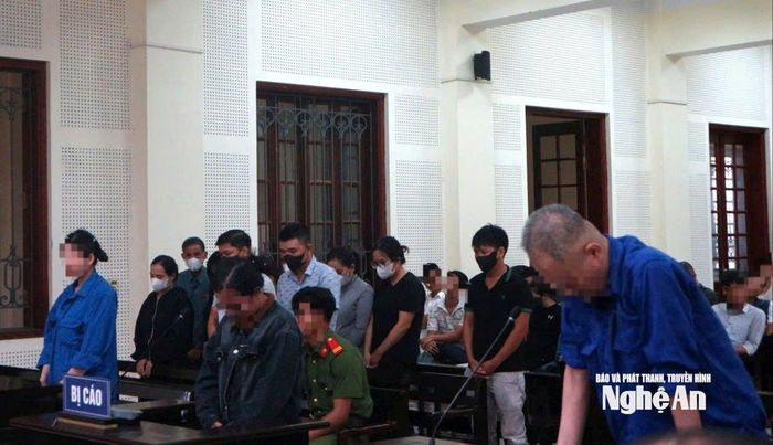 Các bị cáo trong đường dây tổ chức cho người khác trốn đi nước ngoài. Ảnh: Trần Vũ
