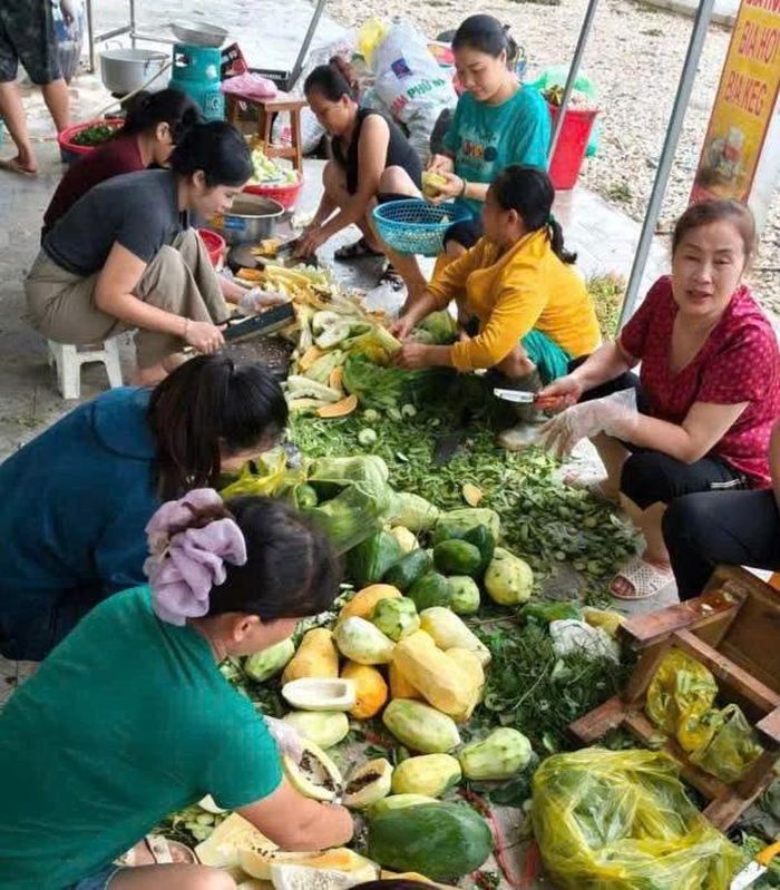 Bà con xã Như Thanh tham gia thực hiện suất cơm 0 đồng. Ảnh: NVCC
