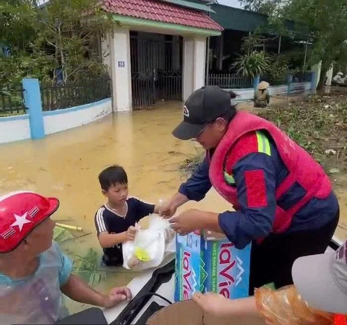 Thành viên CLB thiện nguyện Thanh Hóa phát cơm cho người dân vùng lũ tại xã Nông Cống. Ảnh: NVCC