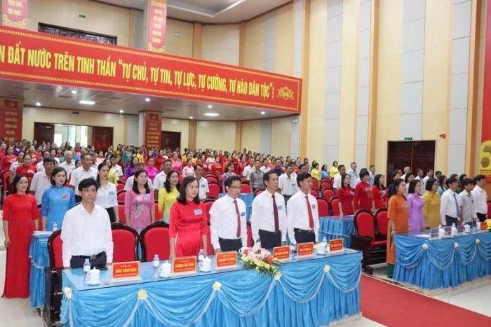 Các đại biểu thực hiện nghi thức chào cờ.