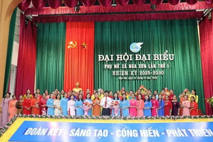 Lãnh đạo Hội LHPN tỉnh và lãnh đạo xã Nga Sơn tặng hoa chúc mừng thành công của đại hội.
