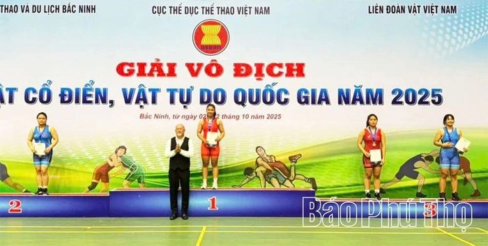 VĐV Đỗ Thị Thùy Trang của Phú Thọ (vị trí số 1) trên bục nhận Huy chương Vàng nội dung Vật tự do nữ hạng cân 76kg.