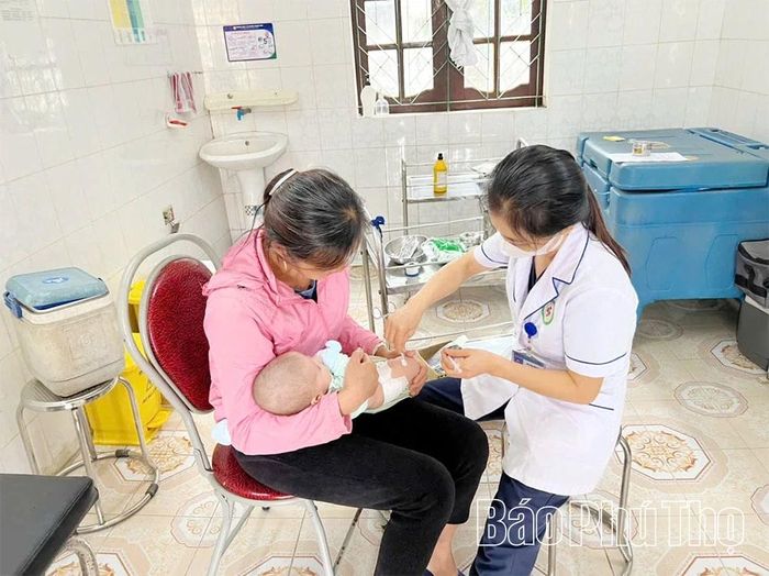 Tiêm chủng cho trẻ em tại TYT Tinh Nhuệ, xã Yên Sơn