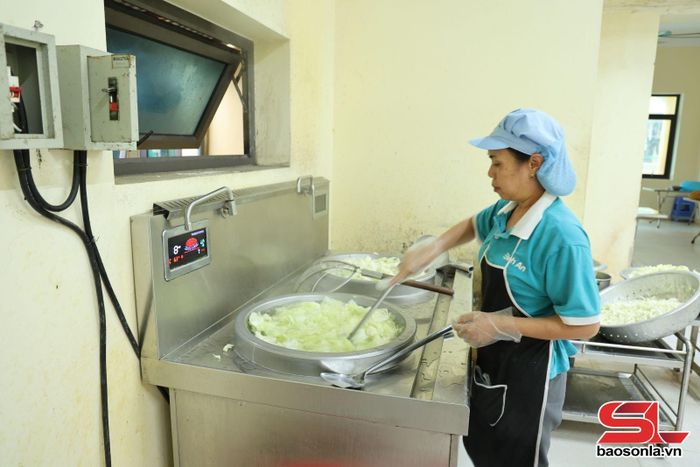 Bếp ăn khu nội trú đảm bảo theo quy định. 