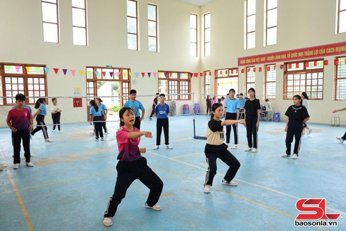 Học sinh tham gia các câu lạc bộ tại trường.