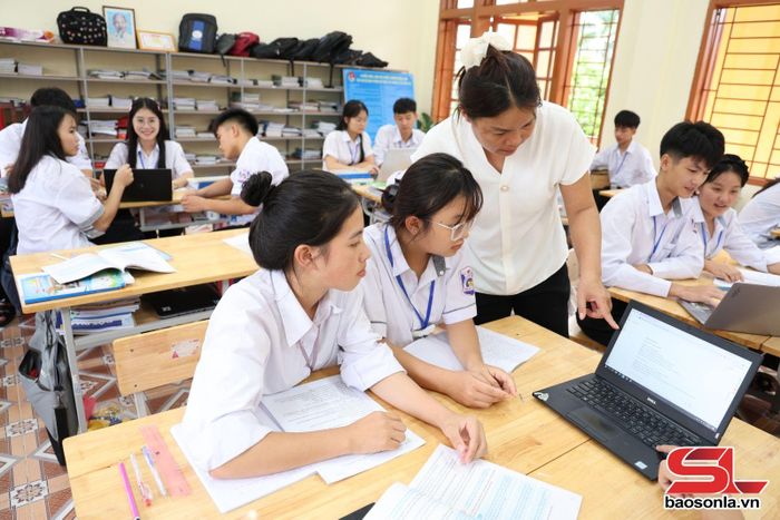 Giáo viên luôn sát sao học sinh trong các tiết học.