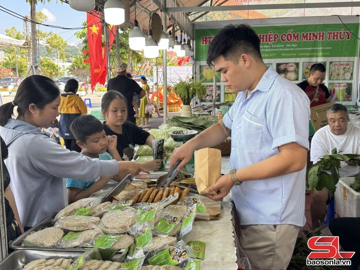 Các sản phẩm hương vị cốm của HTX nông nghiệp cốm Minh Thúy, Hà Nội. 